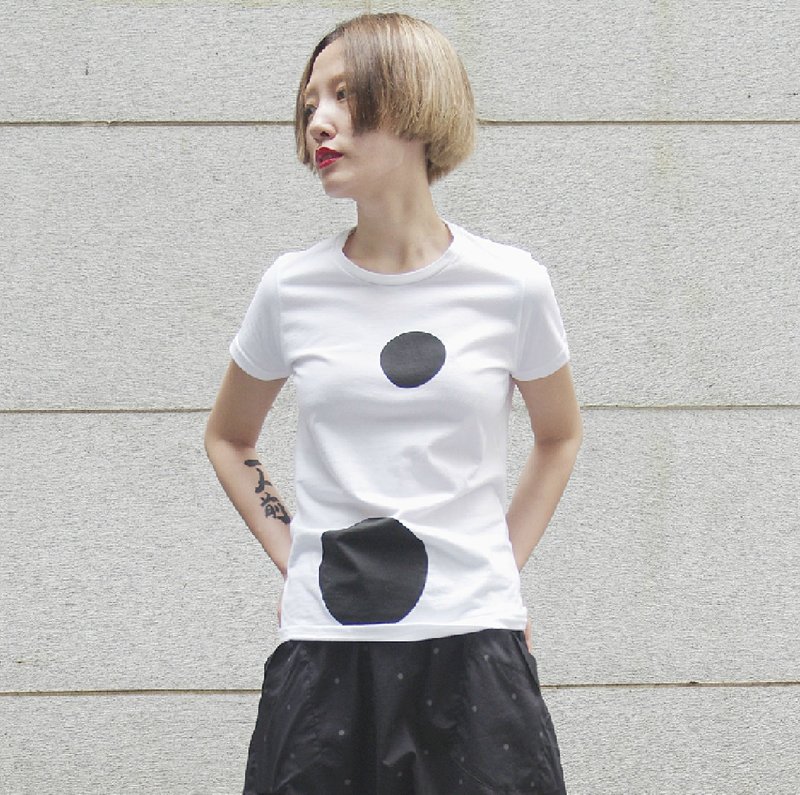 Big black dot cotton short-sleeved T-shirt T-shirt - imakokoni - เสื้อผู้หญิง - ผ้าฝ้าย/ผ้าลินิน ขาว