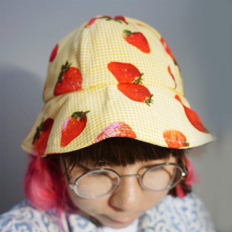 A MERRY HEART ♥ lovely summer strawberries can love hat (black / yellow) - หมวก - วัสดุอื่นๆ หลากหลายสี