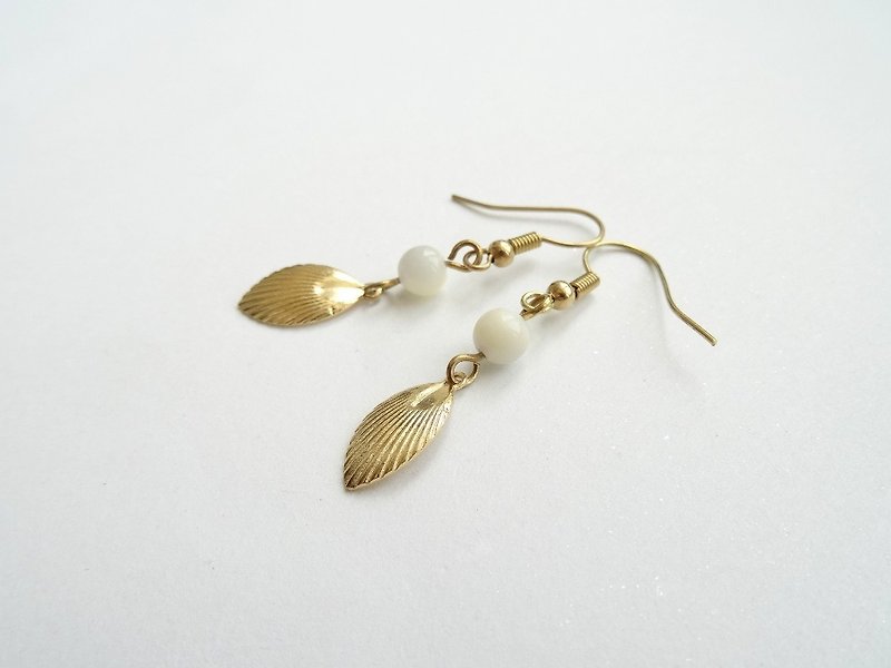 MOP Shell Beads Brass Shell Dangle Earrings - ต่างหู - เครื่องเพชรพลอย ขาว
