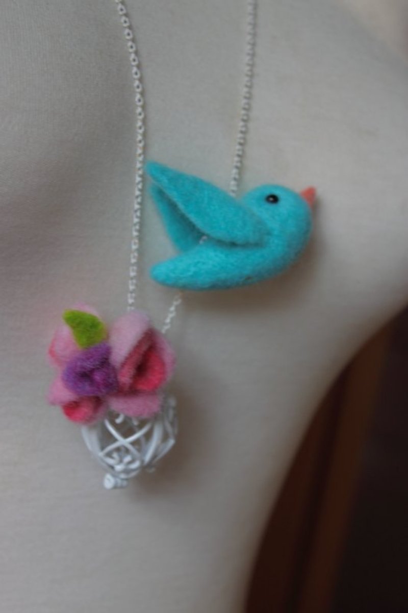 Blue Bird Rose Necklace - สร้อยคอ - ขนแกะ สีน้ำเงิน