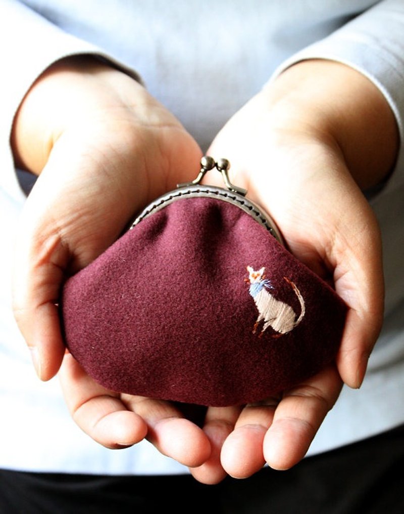 Handmade embroidery cat pattern coin purse - Coin Purses - Thread 