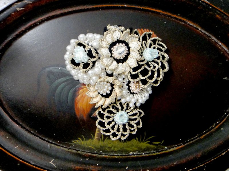 Japanese handmade minami whole handmade flower brooch hook - เข็มกลัด - วัสดุอื่นๆ สีน้ำเงิน