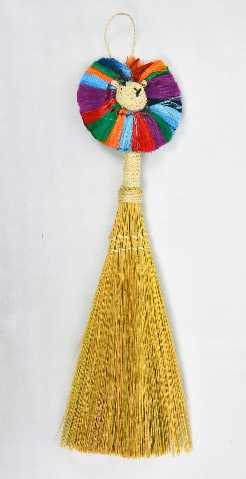 黃麻手編小掃把_彩虹獅_公平貿易 - 擺飾/家飾品 - 棉．麻 多色