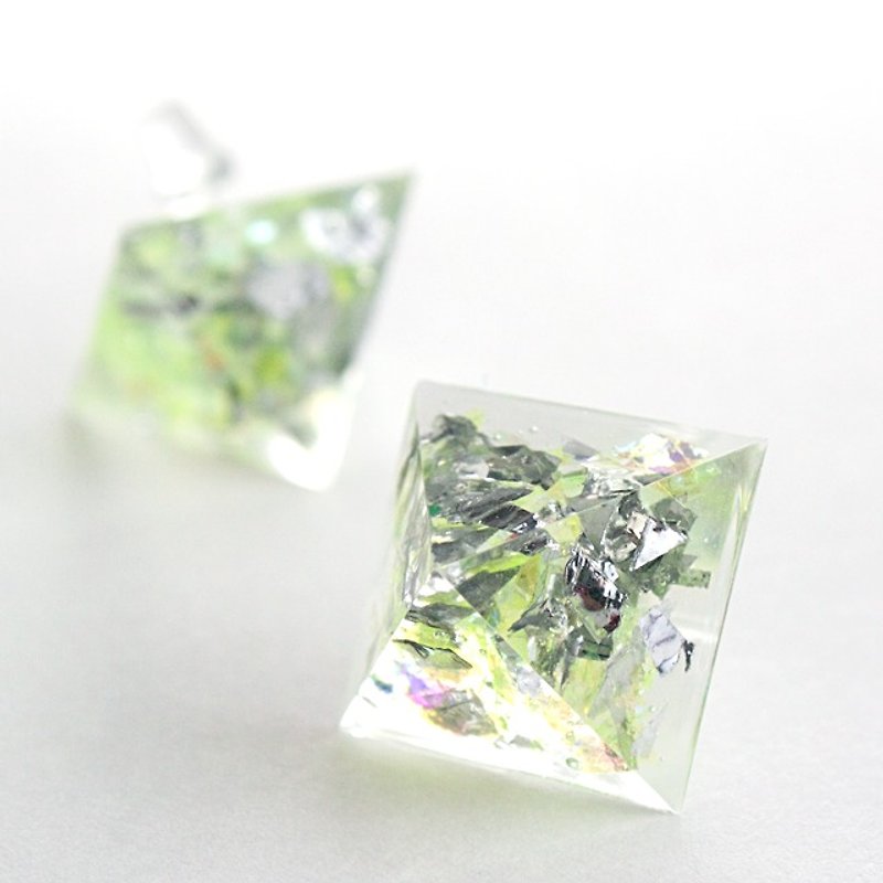 Pyramid earrings (morning dew) - ต่างหู - วัสดุอื่นๆ สีเขียว