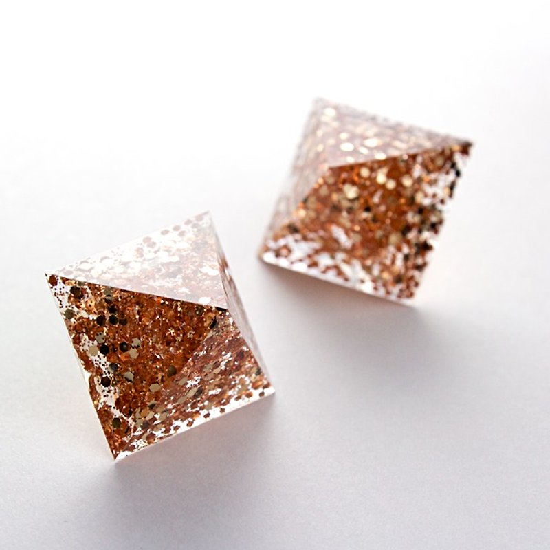 Pyramid-shaped earrings (gold) - ต่างหู - วัสดุอื่นๆ สีทอง