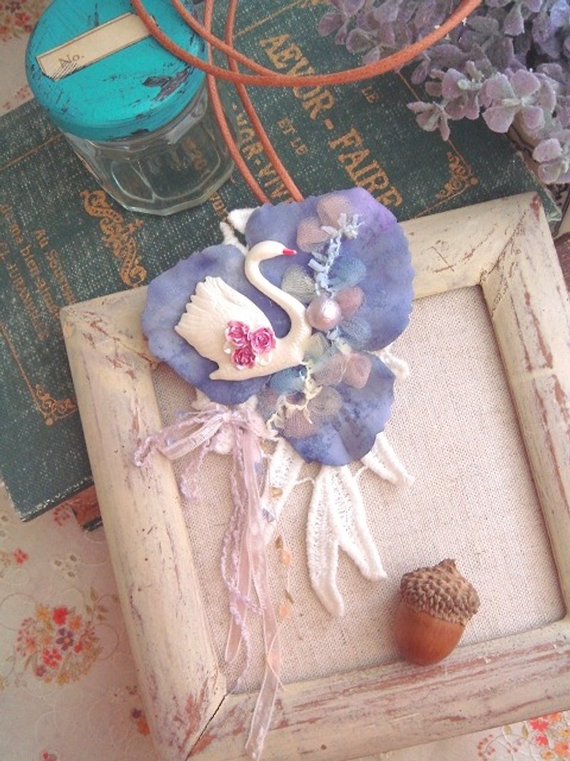 Garohands elegant swan cotton lace ribbon pearl brooch dual necklace gift N016 * Lavender Forest Department - สร้อยคอ - วัสดุอื่นๆ สีม่วง