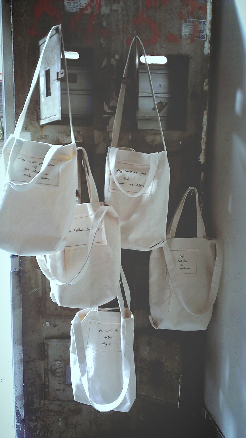 4.5studio-獨立手做 厚帆布 原色無染 肩背手提 刺繡 大道理購物袋包 for gordonkwanfu - กระเป๋าแมสเซนเจอร์ - วัสดุอื่นๆ ขาว