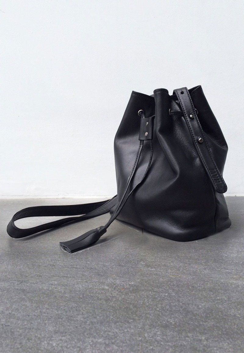 Mini Tassel Bucket Leather - 側背包/斜背包 - 真皮 黑色