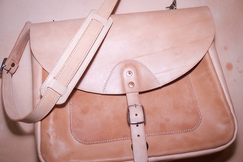 Dreamstation 皮革鞄研所，mail Bag 郵差包，植鞣革手工製作 - Other - Genuine Leather 