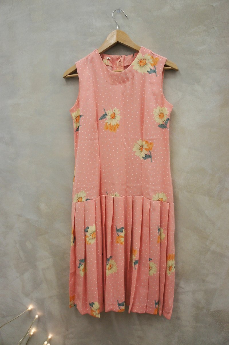 Beautiful sunflowers combination PdB vintage dress with pink vest - ชุดเดรส - วัสดุอื่นๆ สึชมพู