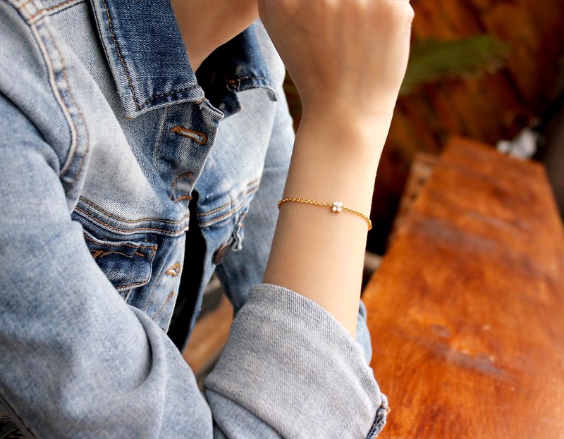 *hippie* Daisy│Simple Design Enamel Flower Bracelet in Gold - Bracelets - Other Metals Gold