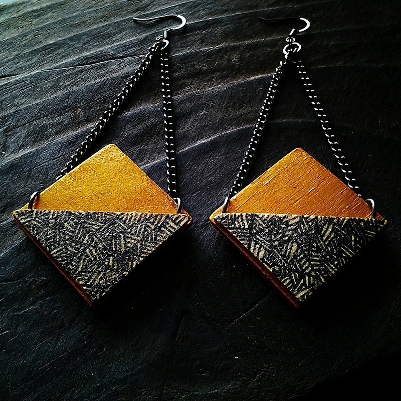 Muse design hand-painted wooden bento recycling triangle grilles Chinese style gold lacquer long earrings - Earrings & Clip-ons - Other Materials Gold