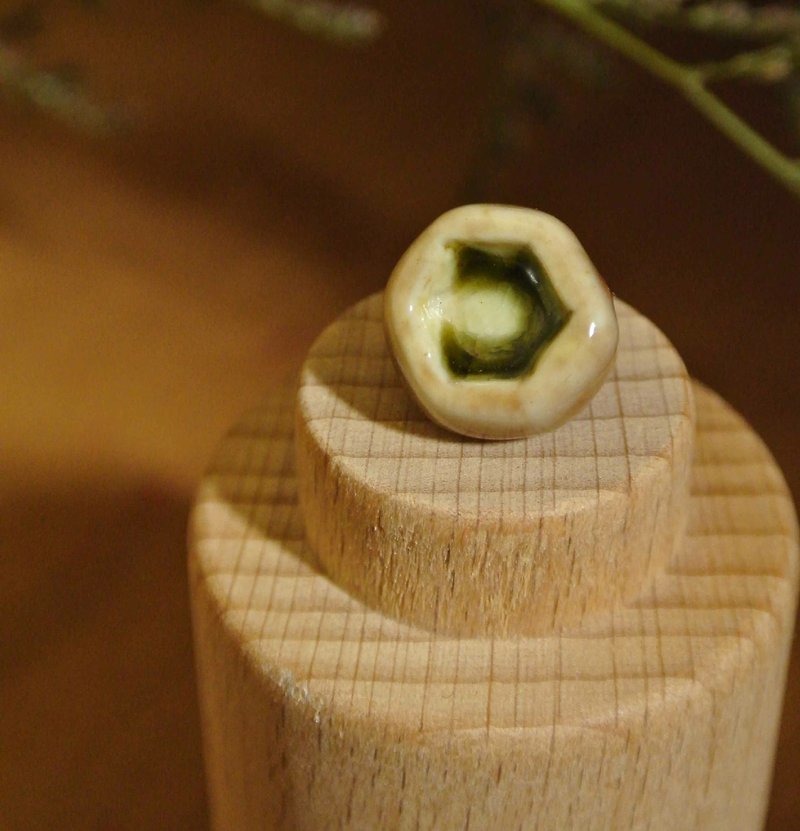 【 T - C 】耳環 日本白瓷 瓷器  限量 自然釉色 無限看不膩色調 攝氏1350高溫燒製 - 耳環/耳夾 - 瓷 