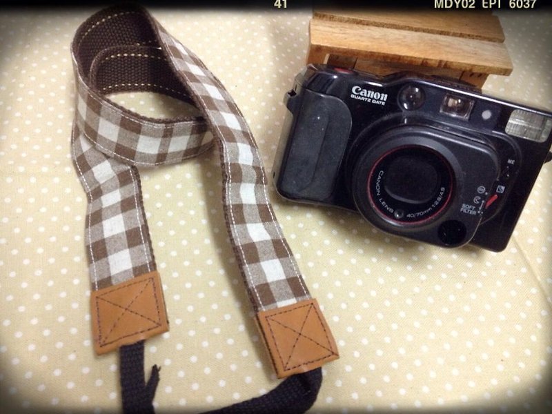 ﹝ Clare ﹞ coffee checkered cloth hand-made camera strap - ที่ใส่บัตรคล้องคอ - วัสดุอื่นๆ สีนำ้ตาล