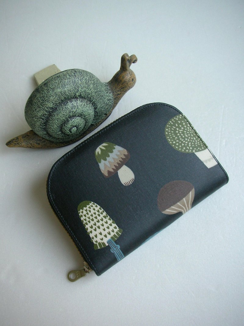 Hand-painted mushroom tarps-short clip / wallet / coin purse / gift-last one- - กระเป๋าสตางค์ - วัสดุกันนำ้ สีดำ