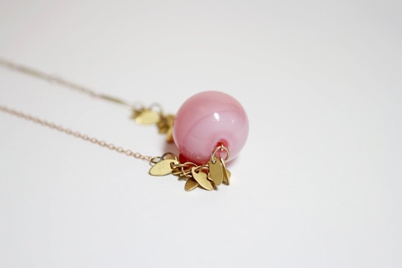 pinky garland of pink glass beads shape blade brass necklace - สร้อยคอ - โลหะ สึชมพู