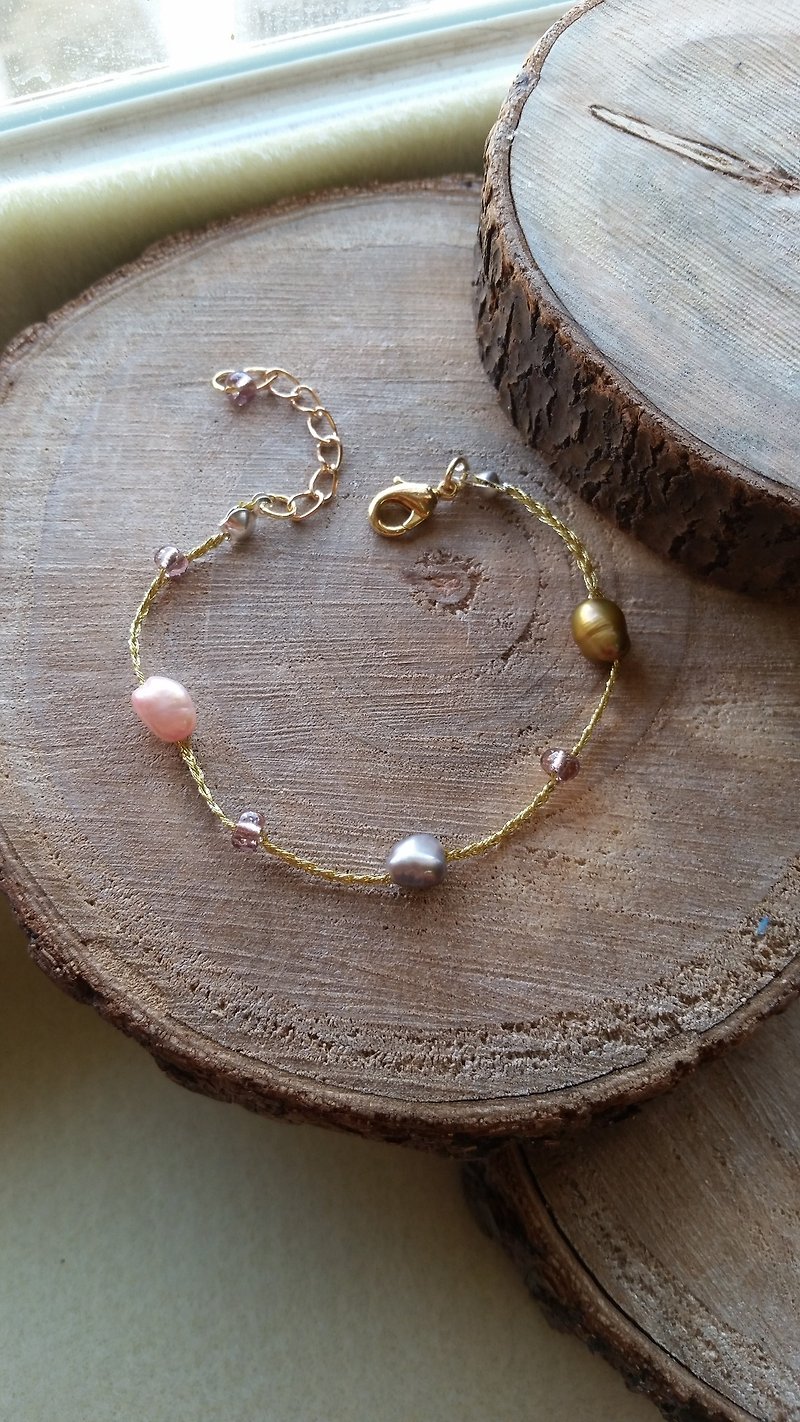 Knit with love all natural color pearl gold hand-knitted bracelet♡ - สร้อยข้อมือ - เครื่องเพชรพลอย หลากหลายสี