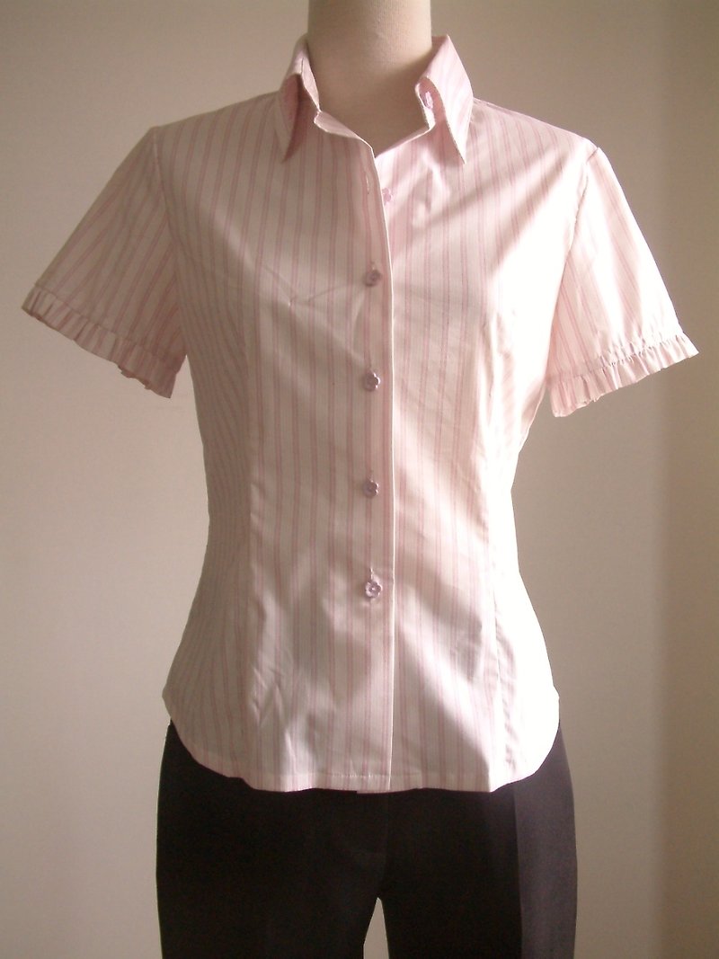 Striped short-sleeved shirt with small ruffles-pink and white stripes - เสื้อเชิ้ตผู้หญิง - วัสดุอื่นๆ สึชมพู