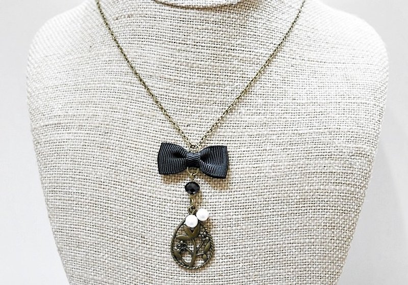 Alloy necklace * black flower border * - Necklaces - Other Metals Black