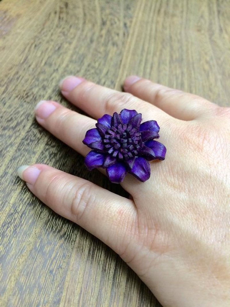 Purple Leather Sunflower Ring - แหวนทั่วไป - หนังแท้ สีม่วง