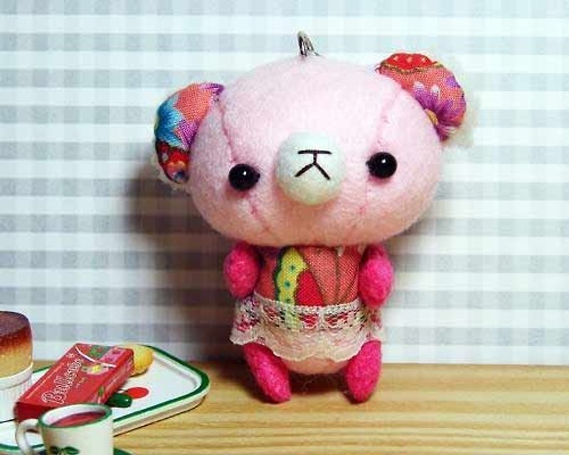 Cheerful. Hand-stitched "Happy Q Bear_Pink Sweetheart" mobile phone charm/key ring (free sewing name) - พวงกุญแจ - วัสดุอื่นๆ สึชมพู