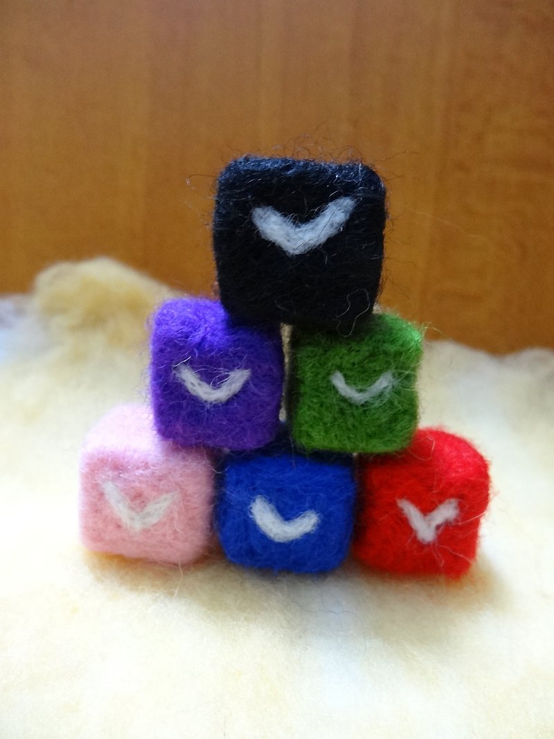 台灣黑熊方塊-羊毛氈  "鑰匙圈、吊飾、擺飾" (可客製化更改顏色) - 鑰匙圈/鎖匙扣 - 羊毛 多色
