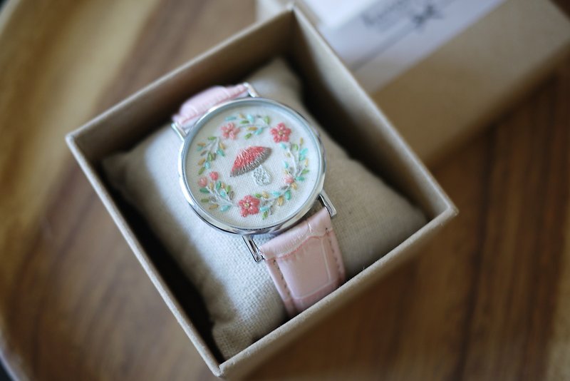 スイートピンクキノコのガーランド刺繍入りレザー時計/アクセサリー - 腕時計 - 刺しゅう糸 ピンク