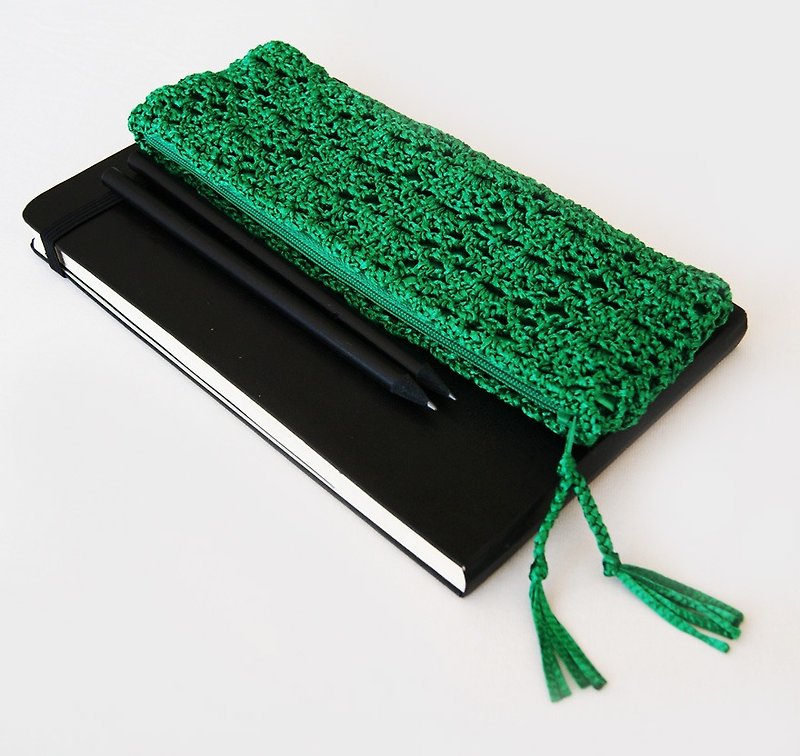 Emerald Green Crochet Pencil Case – Handmade Zippered Pencil Pouch Perfect as Christmas Stocking Stuffer, Back To School or Teacher Gift - กล่องดินสอ/ถุงดินสอ - วัสดุอื่นๆ สีเขียว