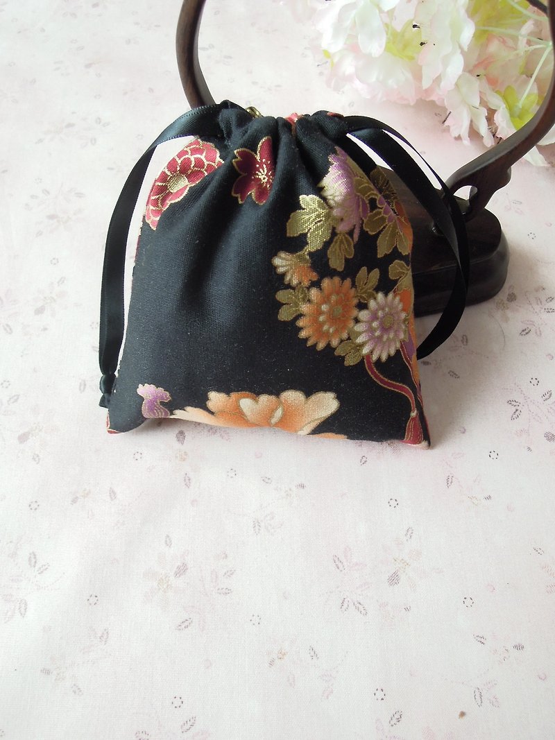 云云阁-Black bottom flower hair accessories storage bag - เครื่องประดับผม - วัสดุอื่นๆ 