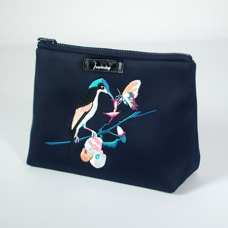 humming- hummingbird butterfly friend Embroidery cosmetic bag <Embroidery Cosmetic> - dark blue satin - กระเป๋าเครื่องสำอาง - วัสดุอื่นๆ สีน้ำเงิน