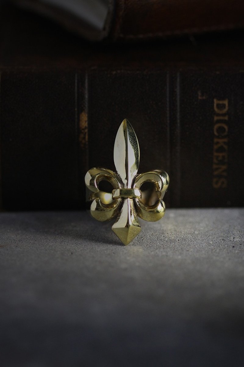 Fleur-de-lis Ring by Defy. - 戒指 - 其他金屬 