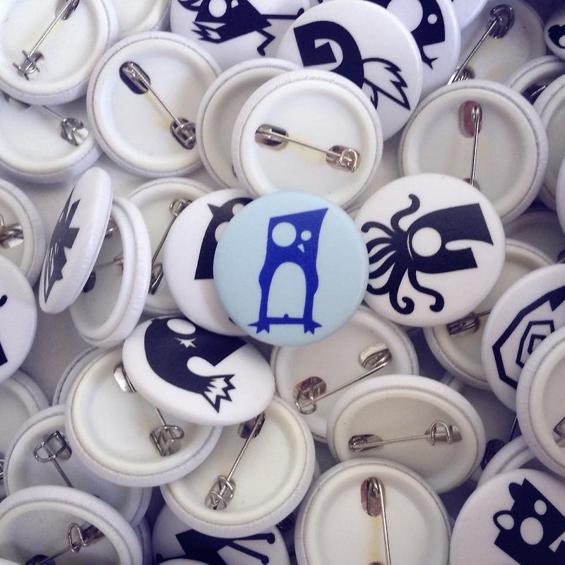 JokerMan-Colorful Cute Animals/English Letter Small Badge-No.09 Little Flat Head Penguin - Badges & Pins - Plastic Blue
