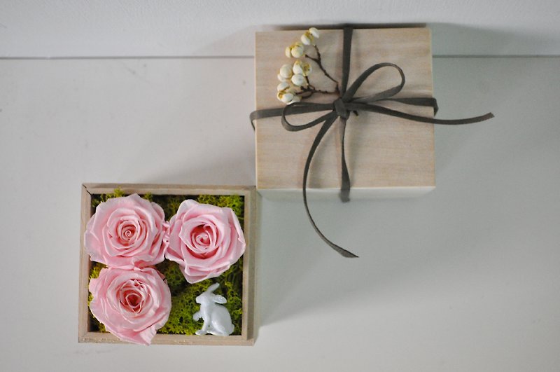 「Flower Box 」不凋玫瑰的小禮盒 - 観葉植物 - その他の素材 ピンク