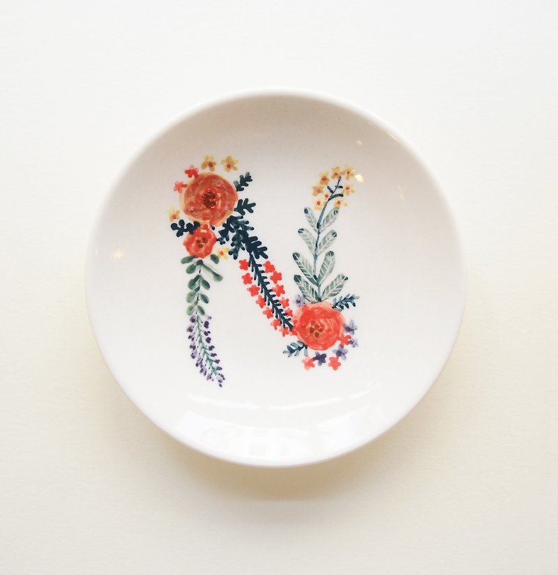 Hand-painted small porcelain plate-letter N-customized, name - จานเล็ก - เครื่องลายคราม สีแดง