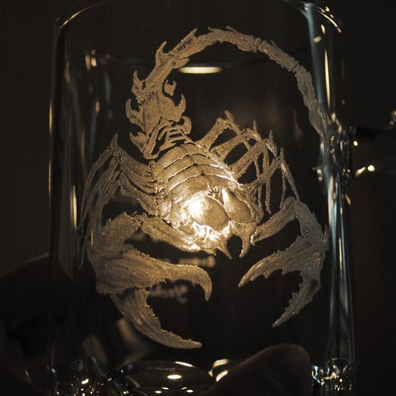 500cc 蠍子王手繪玻璃雕刻八角啤酒杯 酒杯刻字 男友生日 客製化 - 酒杯/酒器 - 玻璃 黑色