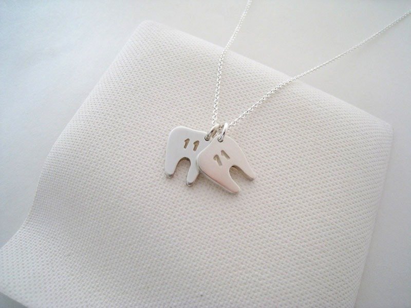 "Little be" -925 silver handmade to order. Teeth. Oval. Heart Round Necklace - สร้อยคอ - กระดาษ ขาว