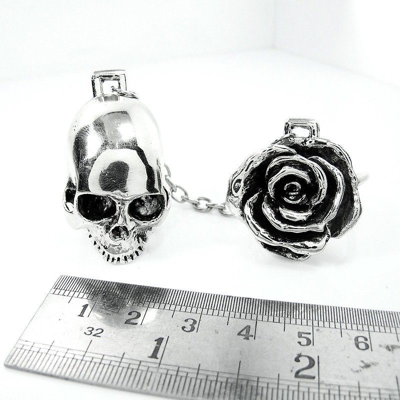 Skull with rose ring in white bronze and oxidized antique color ,Rocker jewelry ,Skull jewelry,Biker jewelry - แหวนทั่วไป - โลหะ 