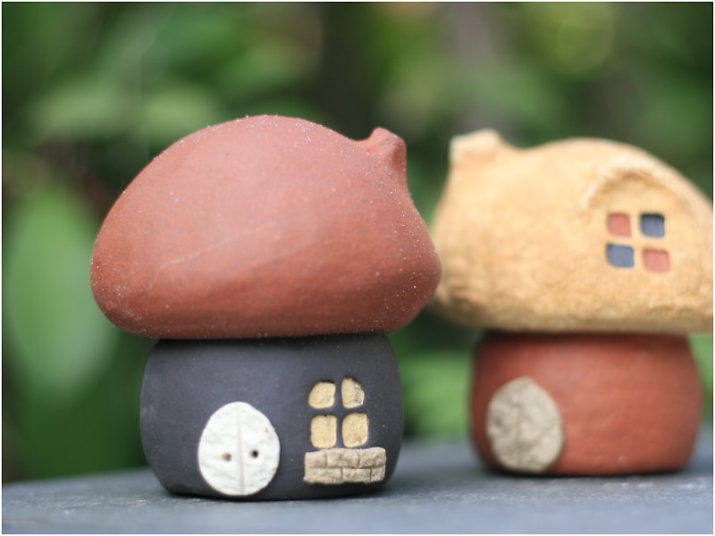 Mushroom Village Super Cute Pottery Hand-made Mushroom House A (rock red + black) without owls - เซรามิก - วัสดุอื่นๆ 