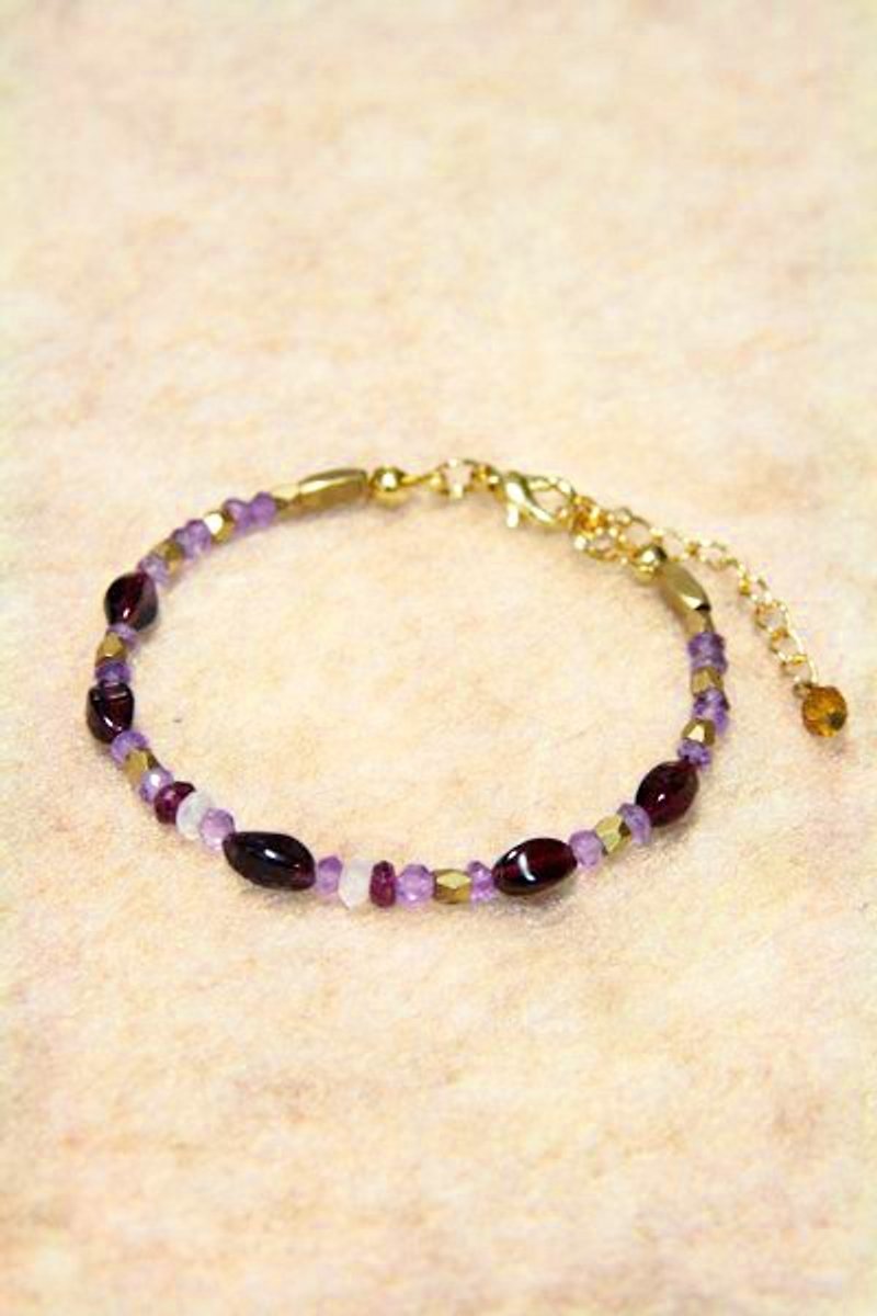 [Ofelia.] Series of natural stone - natural garnet purple pink crystal x x x brass bracelet Moonstone [J23- Megan] - สร้อยข้อมือ - เครื่องเพชรพลอย 