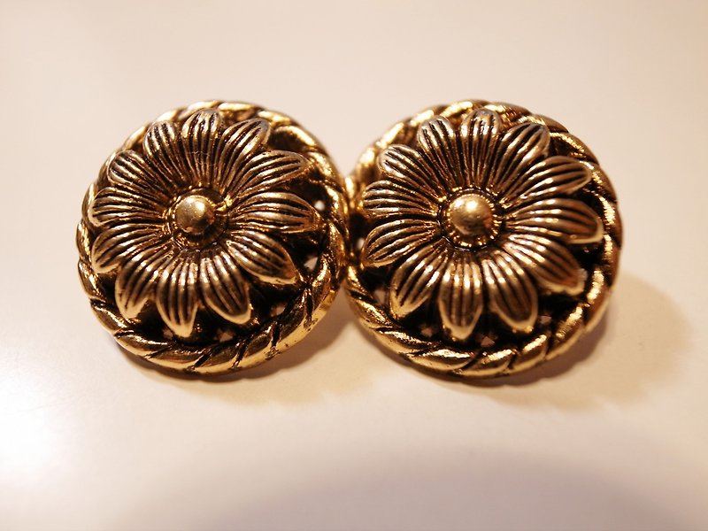 Retro daisy earrings - ต่างหู - พลาสติก สีทอง