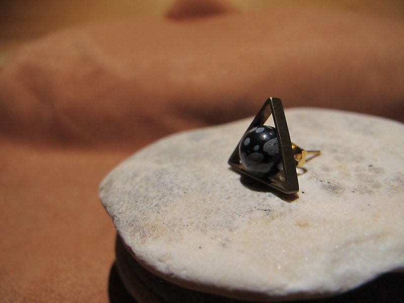 三角礦石耳環-個性款-雪花石三角洲 - 耳環/耳夾 - 其他材質 灰色