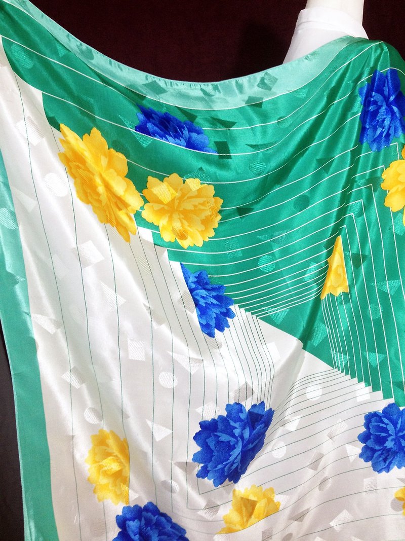 When vintage [antique scarf / green white geometric textured antique flowers large silk shawl] large totem luster - ผ้าพันคอ - วัสดุอื่นๆ หลากหลายสี