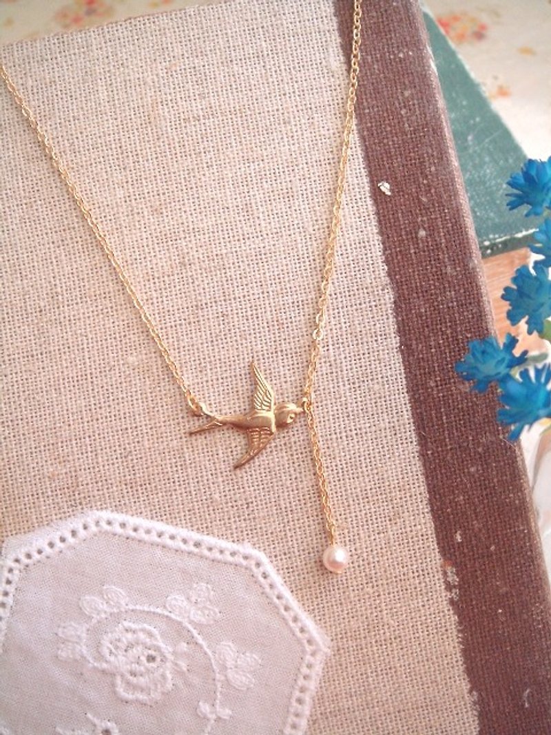 Garohands Golden Little Flying Swallow Pendant Small Pearl Feel Short Chain A447 Gift - สร้อยคอ - โลหะ สีทอง