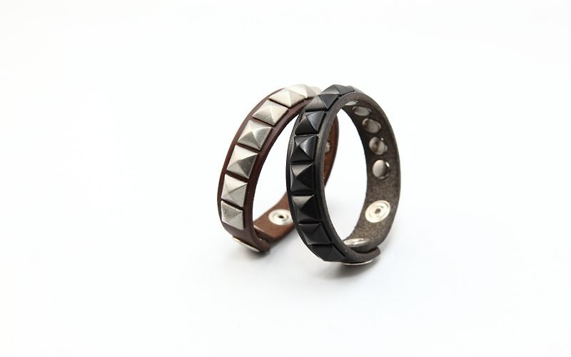 Embellish-Bracelet LB09-004-01 (black), 11 (coffee) rivet bracelet - สร้อยข้อมือ - หนังแท้ สีดำ