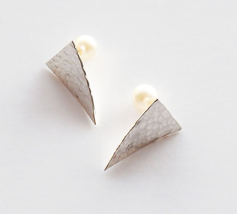 Triangle and Pearl Silver Earrings (hammer work) - ต่างหู - โลหะ สีเทา