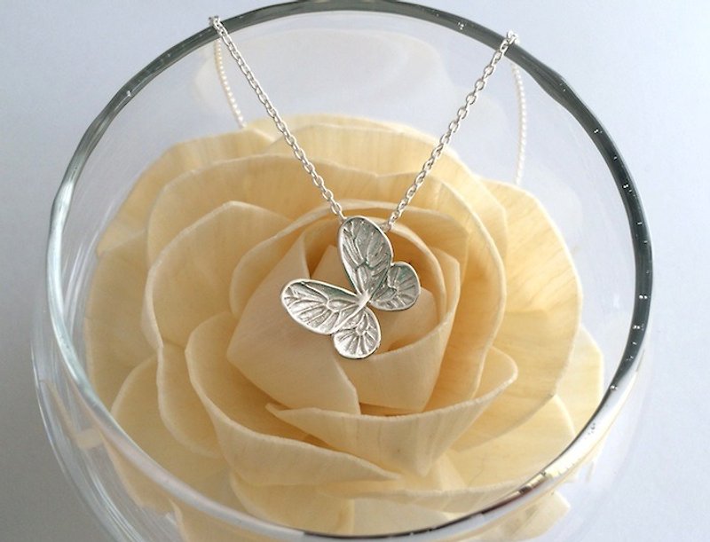 Silver-colored butterfly pendant - สร้อยคอ - โลหะ 