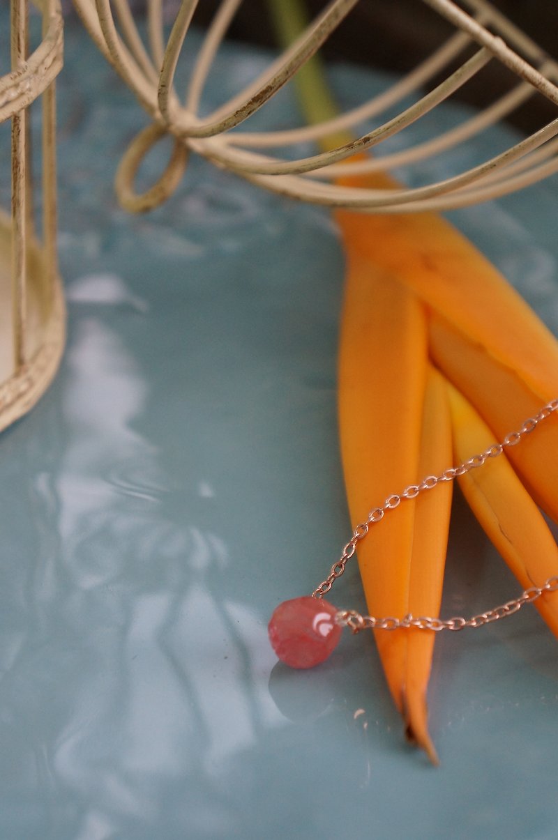 Strawberry drop cut stone crystal necklace - สร้อยคอ - เครื่องเพชรพลอย สีแดง