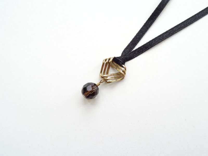 Downton :: :: Vintage Tea Series - Smoky (smoky quartz) ribbon Brass Necklace - สร้อยคอ - เครื่องเพชรพลอย สีนำ้ตาล