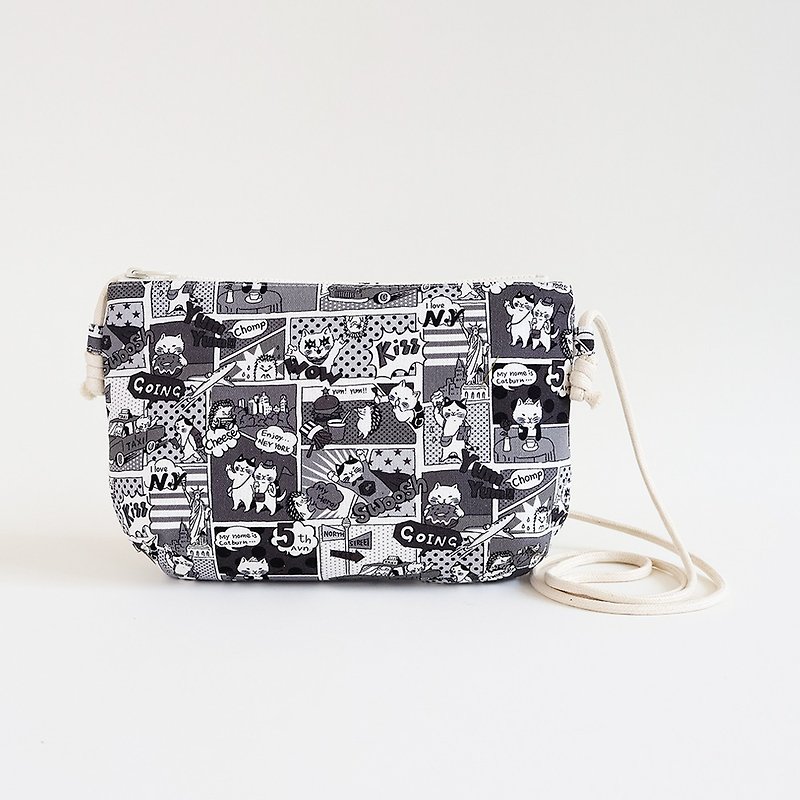 Hand-sewn small cross-shoulder cloth bag with black and white cat comic style patterns - กระเป๋าแมสเซนเจอร์ - ผ้าฝ้าย/ผ้าลินิน ขาว