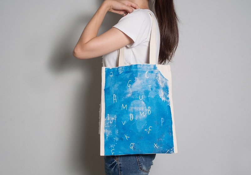Hand-painted hand-printed fabric bag [text sea] single-sided pattern portable/shoulder - กระเป๋าแมสเซนเจอร์ - ผ้าฝ้าย/ผ้าลินิน สีน้ำเงิน